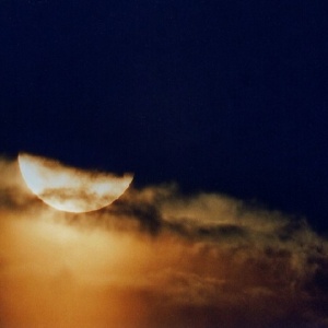 Mond_hinter_Wolken_5.4.04