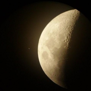 Mond_mit_Saturn__durch_d__nne_Wolken_