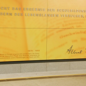 Wandtafel in der U_bahnstation des Forschungszentrums Garching bei München