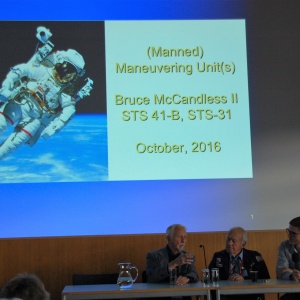 McCandless trug 1984 einen Düsenrucksack (MMU) und entfernte sich ohne Sicherung 98 m vom Spaceshuttle