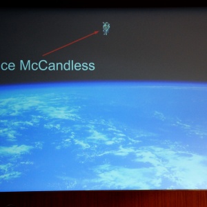 Bruce McCandless der erste Mensch als Satellit