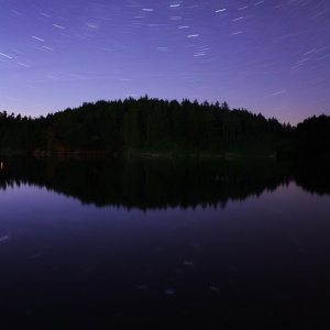 Sterne (Sternbild Cassiopeia) über dem Ottensteiner Stausee, Waldviertel mit Spiegelung der Sterne im See