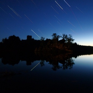 Sterne mit Ruine Lichtenfels am Ottensteiner Stausee, Waldviertel mit Spiegelung von Sternen im See