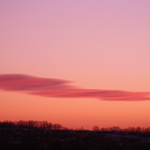 Rote Wolke vor Sonnenaufgang