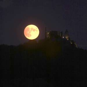 Mondfinsternis Halbschatten aufgehend über Ruine Dürnstein