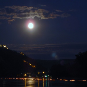 Mond Halbschattenphase partielle Mondfinsternis über Donau und Ruine Dürnstein mit Lichterschwemme auf Donau von Schlosshotel Dürnstein