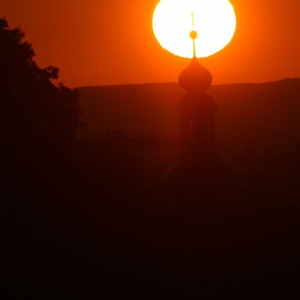 Sonnenaufgang über Minoritenkirche Stein, der Turmknopf bzw. Turmzier verursacht quasi einen falschen Venusdurchgang