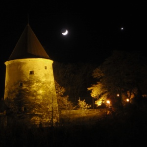 Pulverturm in Krems mit Mond, Erdlicht Mond und Venus vor meiner Haustüre fotografiert