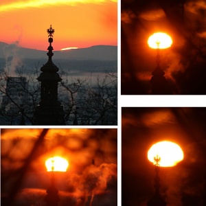 Sonnenaufgang über dem Stadtturm (Piaristenkirche) Krems mit Stadtwappen vor der Sonne Komposit 4 Fotos