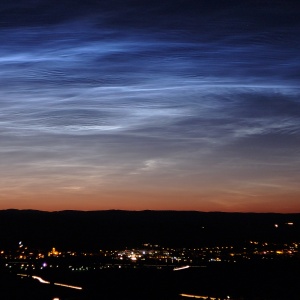 Leuchtende Nachtwolken über Krems von Göttweig aus