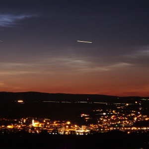 Leuchtende Nachtwolken über Krems von Göttweig aus mit Strichspur von Stern Capella
